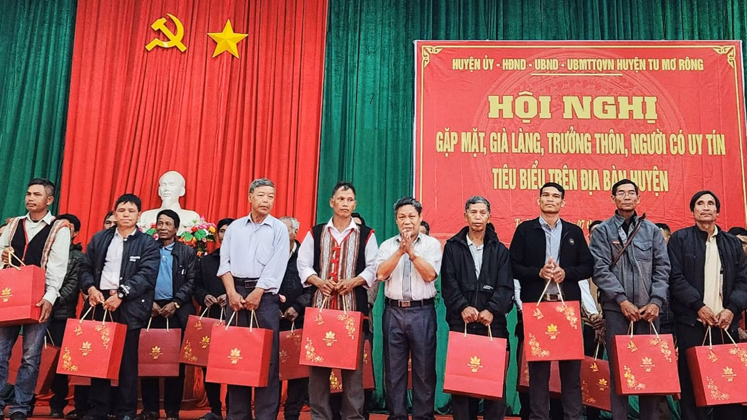 Tặng quà cho các già làng, người có uy tín.