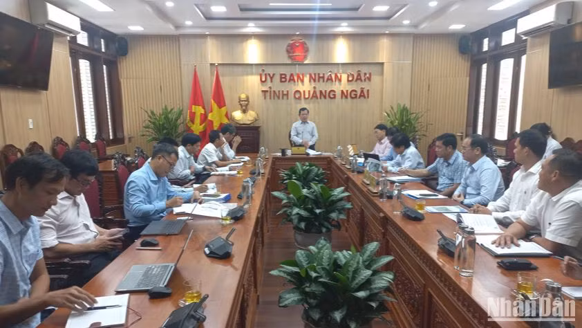 Chủ tịch Ủy ban nhân dân tỉnh Quảng Ngãi phát biểu kết luận tại cuộc họp. Chủ tịch Ủy ban nhân dân tỉnh Quảng Ngãi phát biểu kết luận tại cuộc họp.