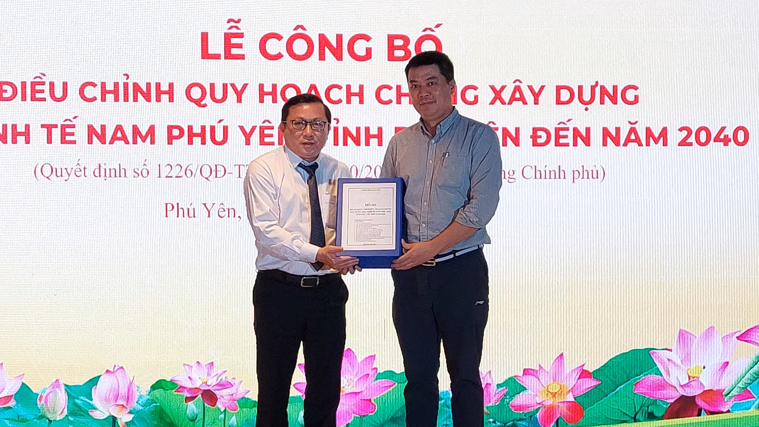 Đại diện Bộ Xây dựng trao đồ án quy hoạch chung cho ông Nguyễn Xuân Hùng, Trưởng Ban Quản lý Khu kinh tế Phú Yên.