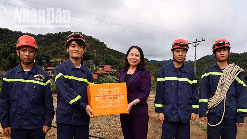 Phó Chủ tịch nước Võ Thị Ánh Xuân thăm, tặng quà người dân vùng lũ Sơn La ảnh 2