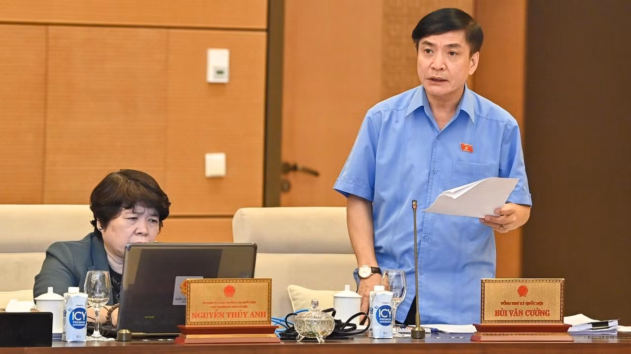 Tổng Thư ký, Chủ nhiệm Văn phòng Quốc hội Bùi Văn Cường phát biểu mở đầu phiên họp. Tổng Thư ký, Chủ nhiệm Văn phòng Quốc hội Bùi Văn Cường phát biểu mở đầu phiên họp.