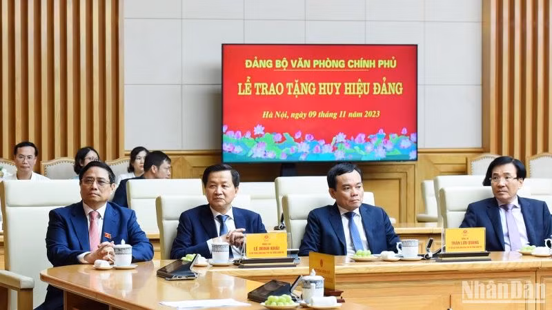 Thủ tướng Phạm Minh Chính, các đồng chí Phó Thủ tướng và đại biểu tham dự buổi lễ. Thủ tướng Phạm Minh Chính, các đồng chí Phó Thủ tướng và đại biểu tham dự buổi lễ.