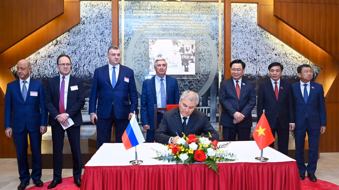 Chủ tịch Duma Quốc gia Quốc hội Liên bang Nga Vyacheslav Viktorovich Volodin ghi sổ vàng lưu niệm tại phòng truyền thống Quốc hội Việt Nam.