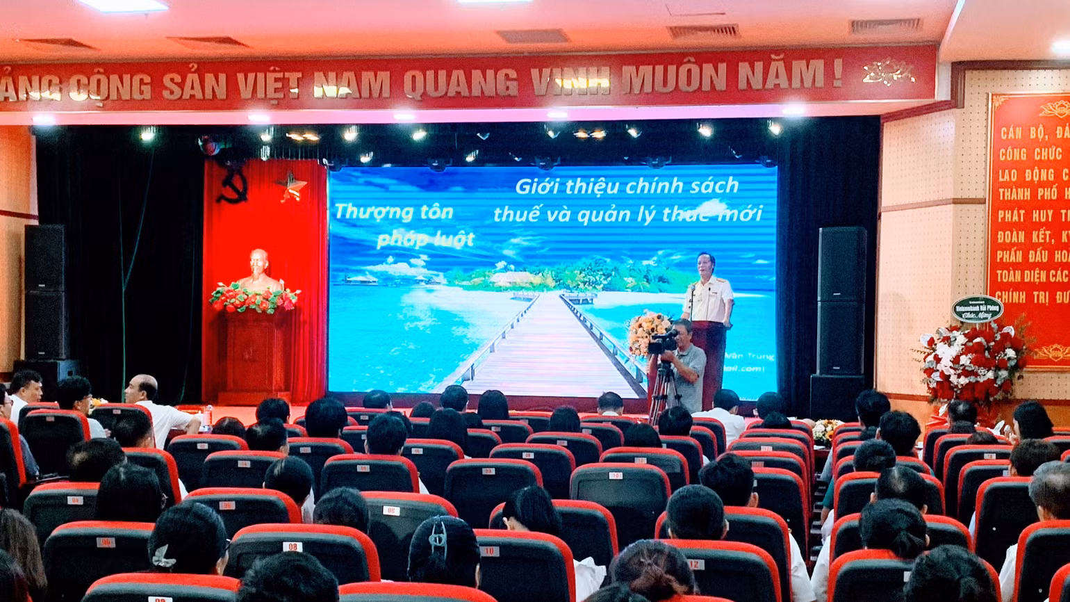 Đại diện Cục Thuế Hải Phòng phổ biến các chính sách thuế mới.