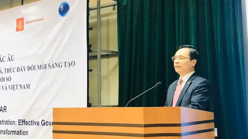 Phó Giáo sư, Tiến sĩ Dương Trung Ý phát biểu tại Tọa đàm. Phó Giáo sư, Tiến sĩ Dương Trung Ý phát biểu tại Tọa đàm.
