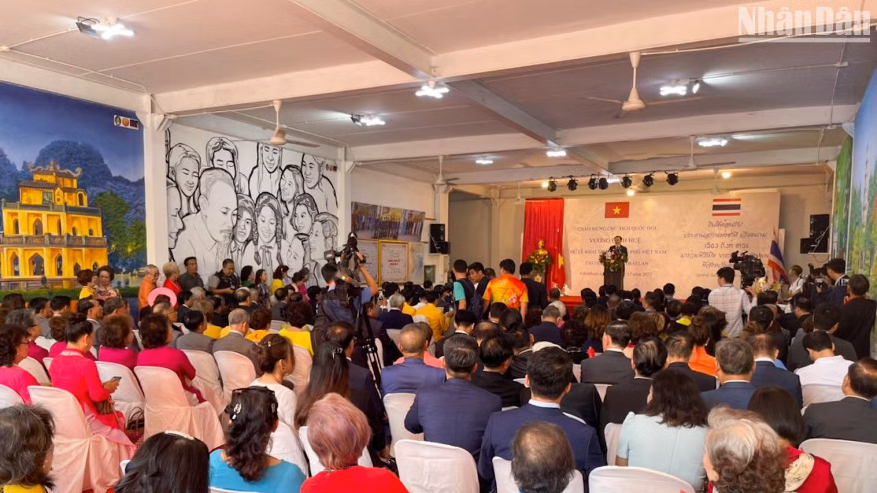 Chủ tịch Quốc hội Vương Đình Huệ phát biểu trước đông đảo đại diện cộng đồng kiều bào từ nhiều tỉnh, thành phố tại Thái Lan. Chủ tịch Quốc hội Vương Đình Huệ phát biểu trước đông đảo đại diện cộng đồng kiều bào từ nhiều tỉnh, thành phố tại Thái Lan.