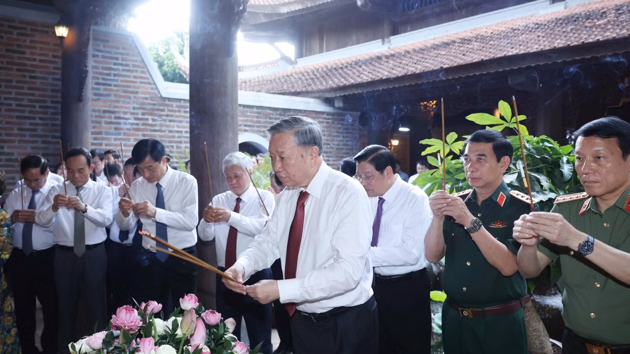 Tổng Bí thư Tô Lâm và đoàn công tác dâng hương tại đền Chung Sơn thờ gia tiên Bác Hồ. (Ảnh: Thống Nhất/TTXVN)