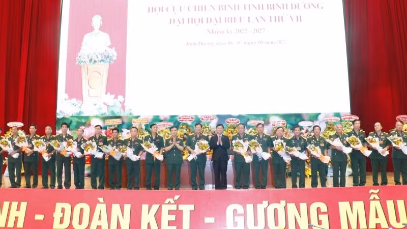 Lãnh đạo Hội Cựu chiến binh Việt Nam và lãnh đạo tỉnh Bình Dương tặng hoa chúc mừng Ban Chấp hành Hội Cựu chiến binh tỉnh Bình Dương nhiệm kỳ mới.