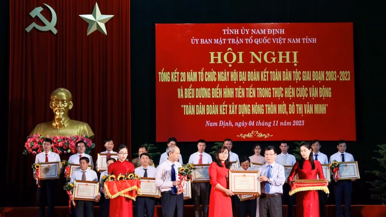Lãnh đạo tỉnh Nam Định và lãnh đạo Ủy ban Mặt trận Tổ quốc Việt Nam tỉnh Nam Định tặng Bằng khen cho các cá nhân có thành tích xuất sắc trong thực hiện cuộc vận động “Toàn dân đoàn kết xây dựng nông thôn mới, đô thị văn minh”. Lãnh đạo tỉnh Nam Định và lãnh đạo Ủy ban Mặt trận Tổ quốc Việt Nam tỉnh Nam Định tặng Bằng khen cho các cá nhân có thành tích xuất sắc trong thực hiện cuộc vận động “Toàn dân đoàn kết xây dựng nông thôn mới, đô thị văn minh”.