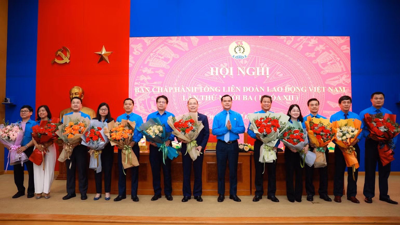 Chủ tịch Tổng Liên đoàn Lao động Việt Nam Nguyễn Đình Khang chúc mừng các đồng chí được bầu vào Ban Chấp hành, Đoàn Chủ tịch, Phó Chủ tịch Tổng Liên đoàn Lao động Việt Nam khóa XII.