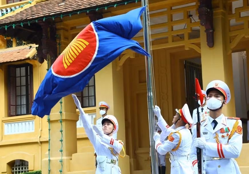 Lực lượng tiêu binh thực hiện nghi thức thượng cờ ASEAN.(Ảnh: Văn Điệp/TTXVN)