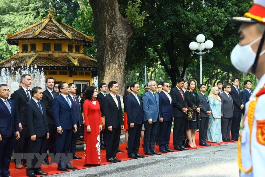 Đại diện các nước thành viên ASEAN cùng các đại biểu dự Lễ Thượng cờ. (Ảnh: Văn Điệp/TTXVN)