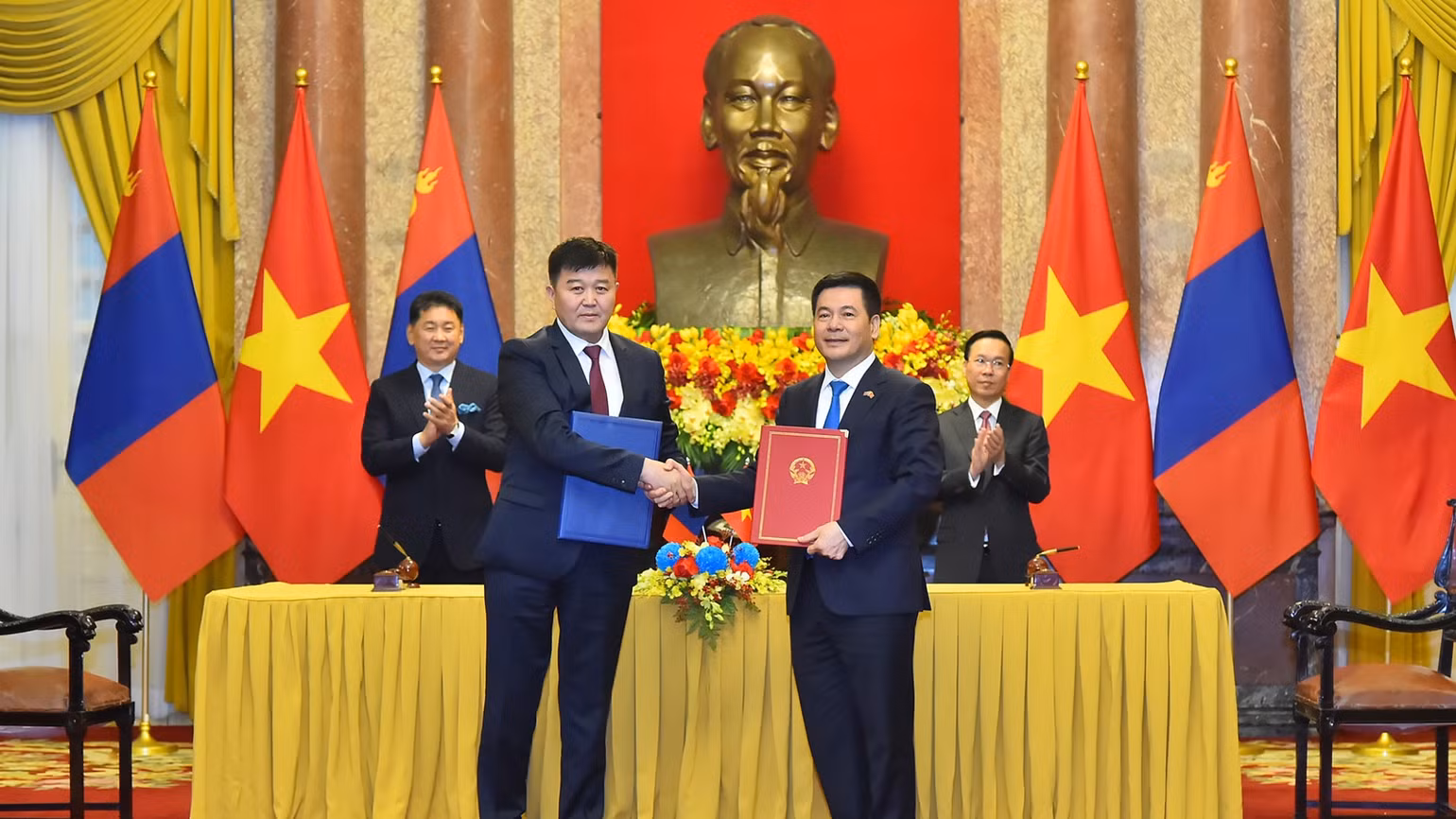 Chủ tịch nước Võ Văn Thưởng và Tổng thống Mông Cổ Ukhnaagiin Khurelsukh chứng kiến lễ ký Bản ghi nhớ giữa Bộ Công thương Việt Nam và Bộ Lương thực, Nông nghiệp và Công nghiệp nhẹ Mông Cổ về thương mại gạo bền vững. Chủ tịch nước Võ Văn Thưởng và Tổng thống Mông Cổ Ukhnaagiin Khurelsukh chứng kiến lễ ký Bản ghi nhớ giữa Bộ Công thương Việt Nam và Bộ Lương thực, Nông nghiệp và Công nghiệp nhẹ Mông Cổ về thương mại gạo bền vững.