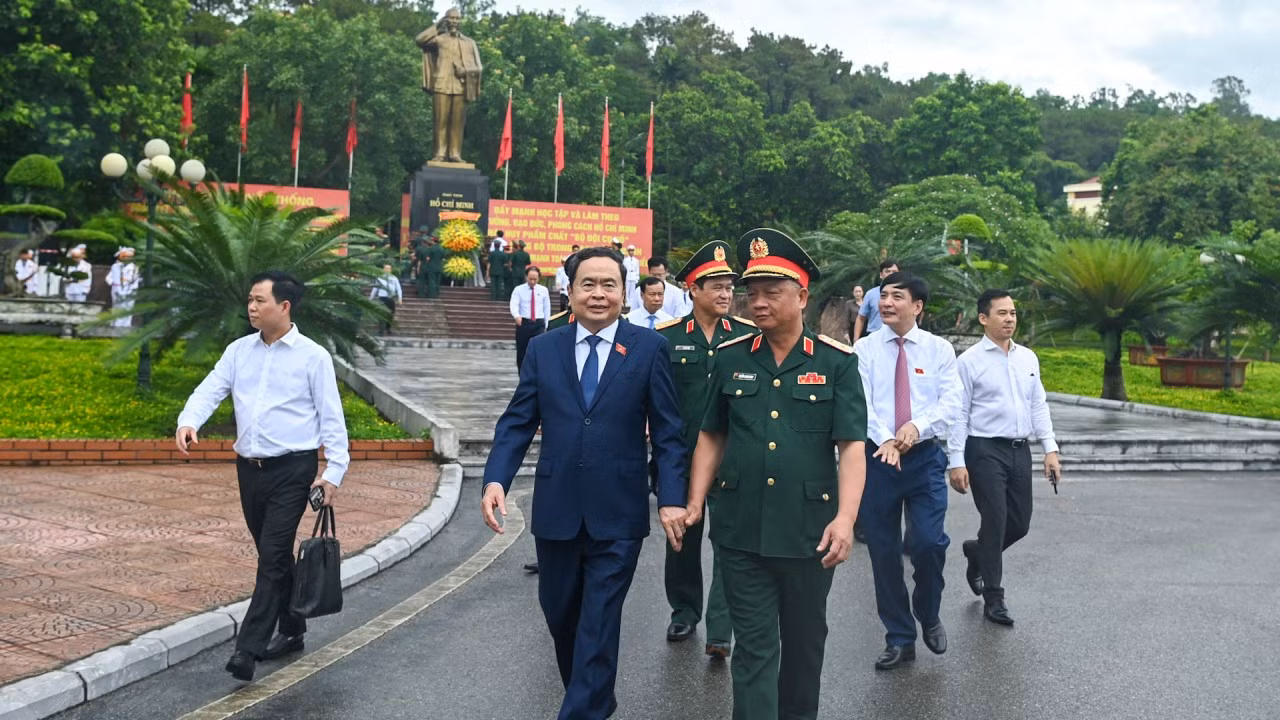 Chủ tịch Quốc hội Trần Thanh Mẫn thăm, làm việc với Bộ Tư lệnh Quân khu 3. Chủ tịch Quốc hội Trần Thanh Mẫn thăm, làm việc với Bộ Tư lệnh Quân khu 3.