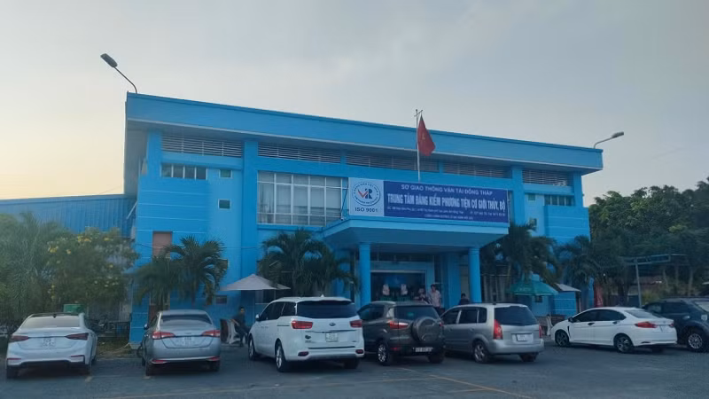 Xe đạt kiểm định đang chờ hoàn tất thủ tục đăng kiểm. (Ảnh: HỮU NGHĨA)