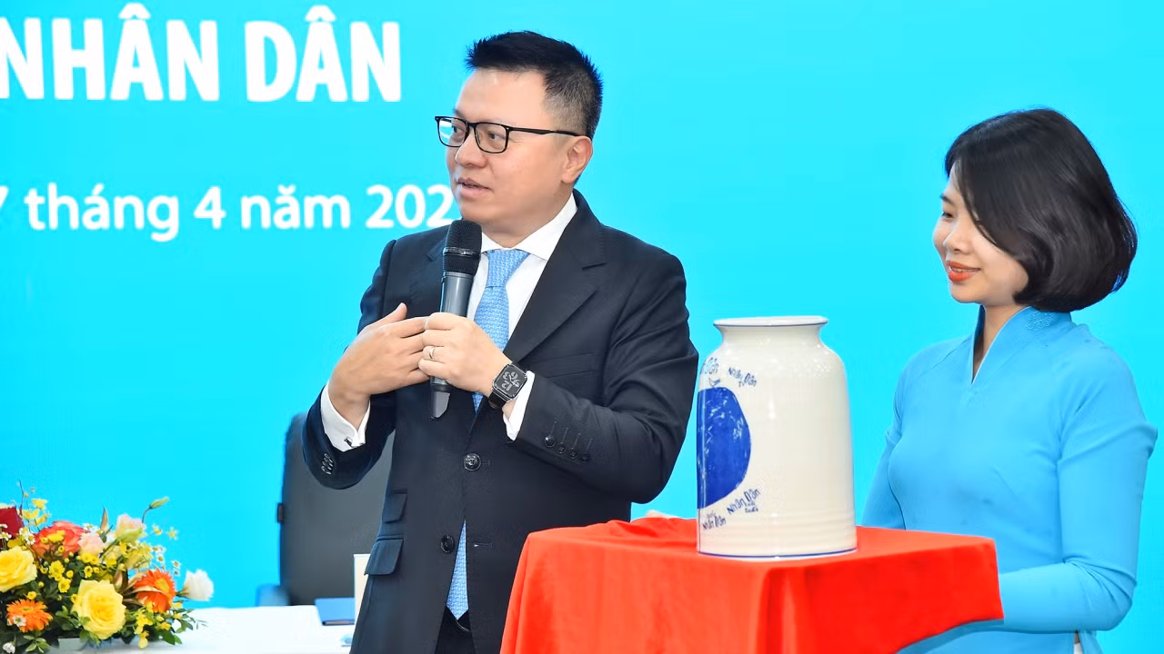 Tổng Biên tập Báo Nhân Dân Lê Quốc Minh giới thiệu về những nét đặc sắc của món quà lưu niệm tặng lãnh đạo Tổng Công ty Hàng không Việt Nam.