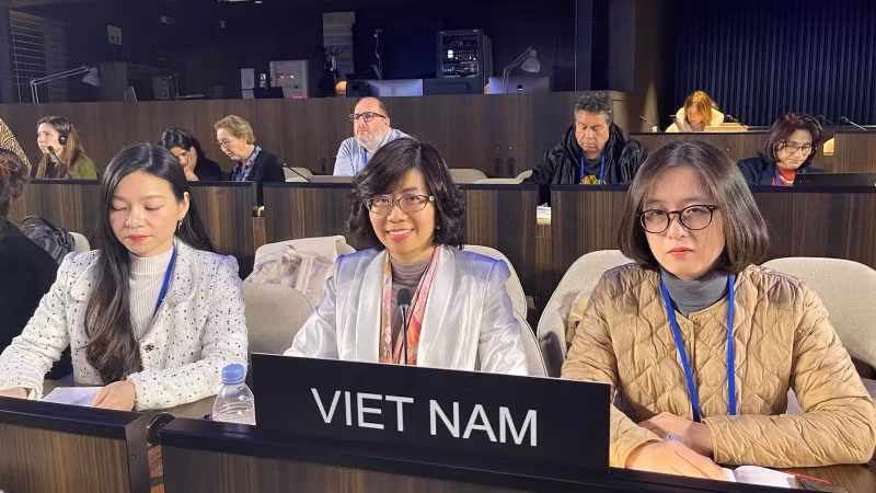 Đại sứ Lê Thị Hồng Vân và các thành viên của Đoàn Việt Nam tại phiên họp ngày 10/2.