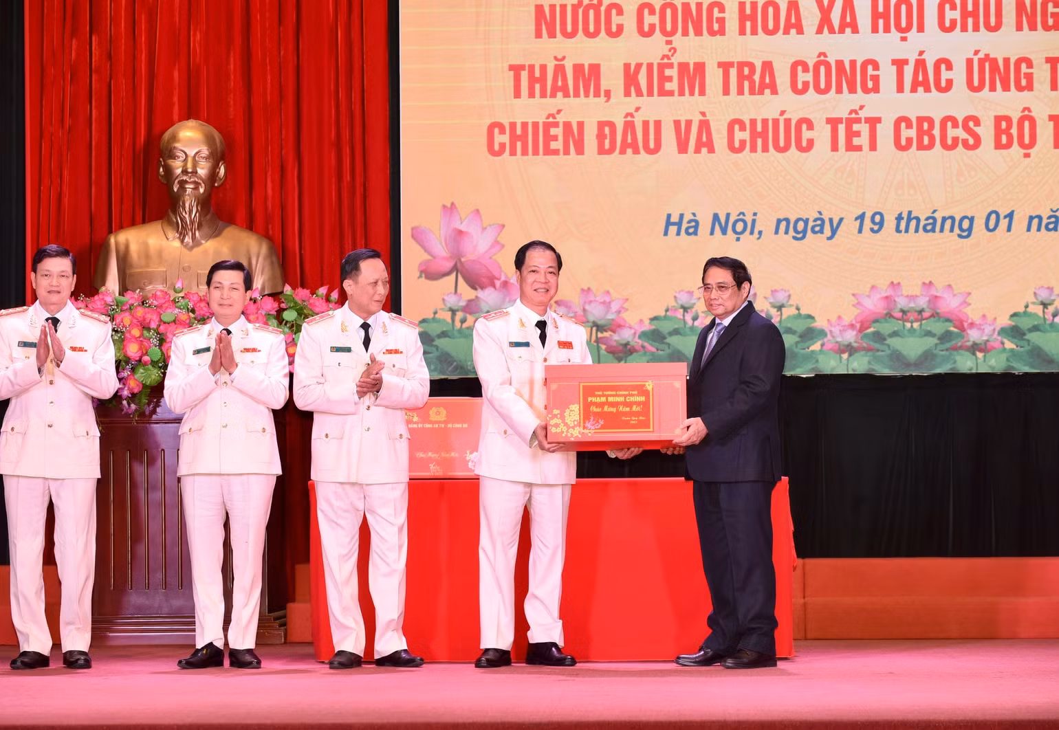 Thủ tướng Phạm Minh Chính tặng quà, chúc Tết cán bộ, chiến sĩ Bộ Tư lệnh Cảnh vệ. (Ảnh: Trần Hải) Thủ tướng Phạm Minh Chính tặng quà, chúc Tết cán bộ, chiến sĩ Bộ Tư lệnh Cảnh vệ. (Ảnh: Trần Hải)