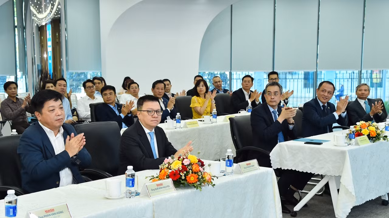 Đồng chí Lê Quốc Minh, Ủy viên Trung ương Đảng, Tổng Biên tập Báo Nhân Dân, Phó Trưởng Ban Tuyên giáo Trung ương, Chủ tịch Hội Nhà báo Việt Nam tham dự Lễ ký kết thỏa thuận hợp tác.