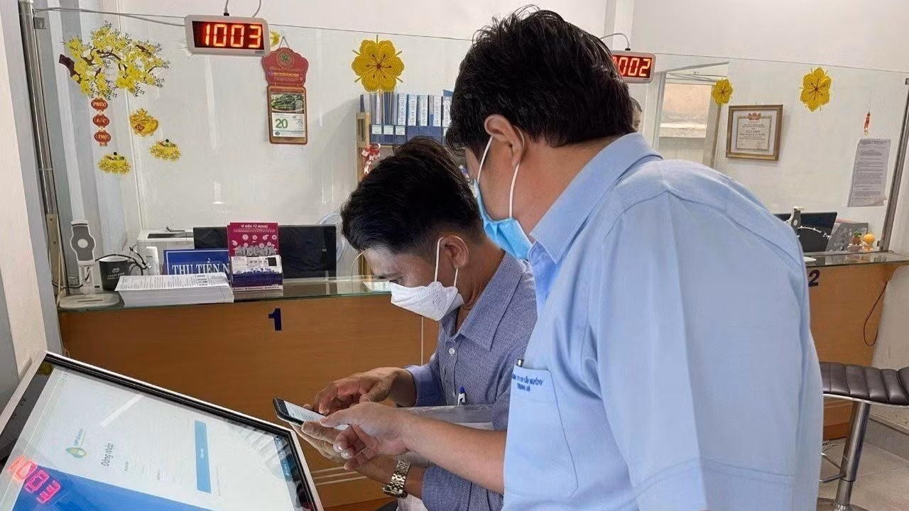 Nhân viên hướng dẫn khách hàng làm Hợp đồng điện tử tại Công ty cổ phần Cấp nước Trung An. Nhân viên hướng dẫn khách hàng làm Hợp đồng điện tử tại Công ty cổ phần Cấp nước Trung An.