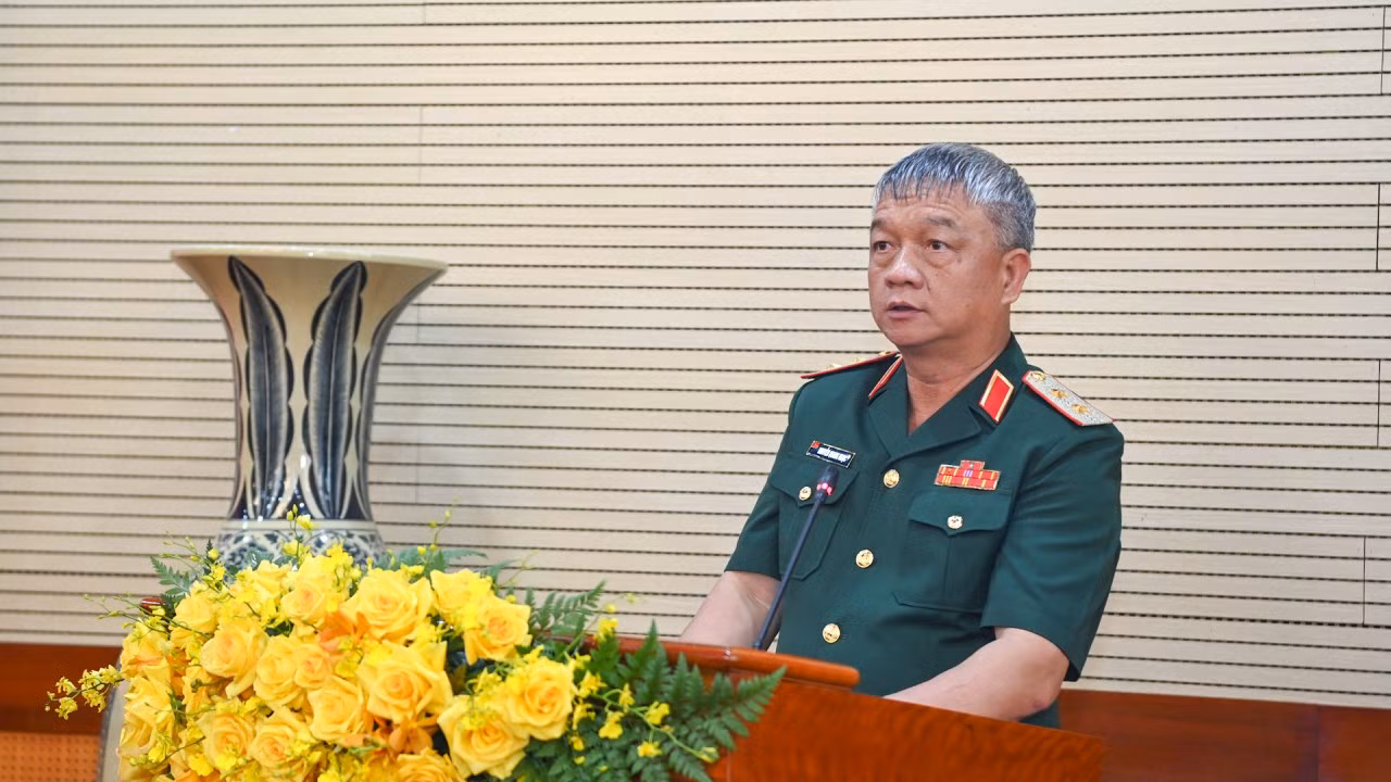 Trung tướng Nguyễn Quang Ngọc, Tư lệnh Quân khu 3 báo cáo tại buổi làm việc. Trung tướng Nguyễn Quang Ngọc, Tư lệnh Quân khu 3 báo cáo tại buổi làm việc.