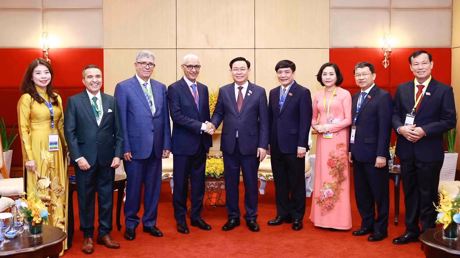 Chủ tịch Quốc hội Vương Đình Huệ và Chủ tịch Hạ viện Maroc Rachid Talbi Alami cùng các đại biểu chụp ảnh lưu niệm. (Ảnh: Doãn Tuấn/TTXVN) Chủ tịch Quốc hội Vương Đình Huệ và Chủ tịch Hạ viện Maroc Rachid Talbi Alami cùng các đại biểu chụp ảnh lưu niệm. (Ảnh: Doãn Tuấn/TTXVN)