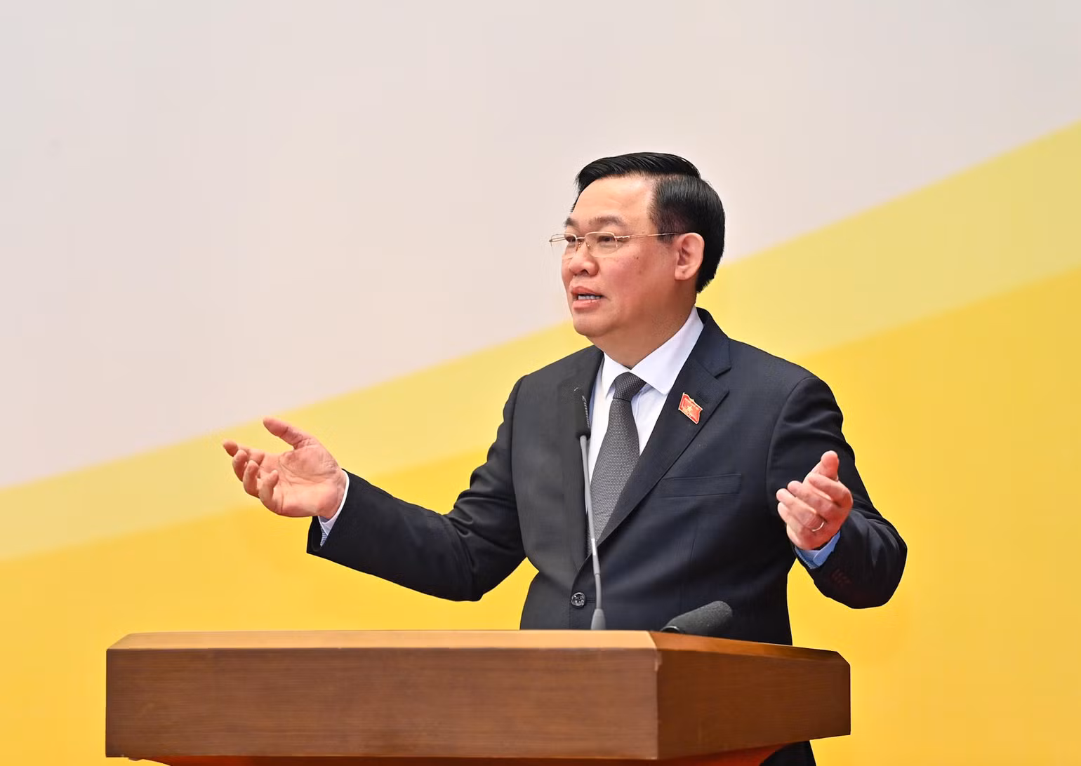 Chủ tịch Quốc hội Vương Đình Huệ phát biểu chỉ đạo và kết luận Hội nghị. Chủ tịch Quốc hội Vương Đình Huệ phát biểu chỉ đạo và kết luận Hội nghị.