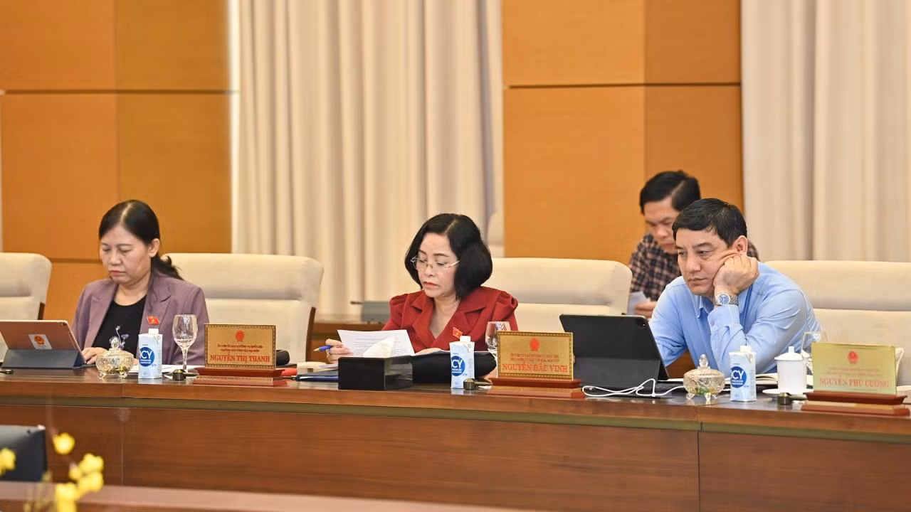 Các Ủy viên Thường vụ Quốc hội dự phiên họp. Các Ủy viên Thường vụ Quốc hội dự phiên họp.