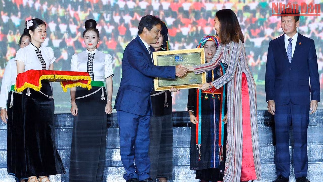 Thứ trưởng Văn hóa, Thể thao và Du lịch Hoàng Đạo Cương, đại diện Bộ Văn hóa, Thể thao và Du lịch đón nhận Bằng của UNESCO ghi danh “Nghệ thuật Xòe Thái” từ bà Pauline Tamesis, Điều phối viên thường trú của Liên hợp quốc tại Việt Nam. (Ảnh: Trần Hải)