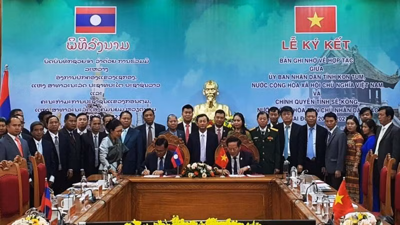 Chủ tịch Ủy ban nhân dân tỉnh Kon Tum Lê Ngọc Tuấn và Tỉnh trưởng tỉnh Sekong Leklai Sivilay ký Bản ghi nhớ hợp tác giai đoạn 2022-2027.
