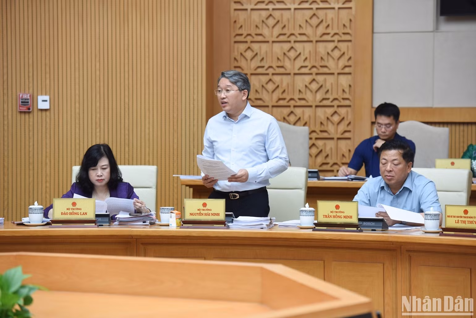 Bộ trưởng Tư pháp Nguyễn Hải Ninh phát biểu ý kiến tại phiên họp. (Ảnh: TRẦN HẢI)