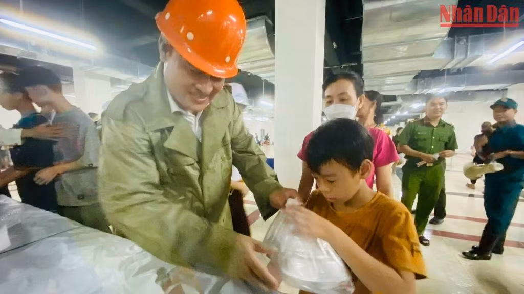 Cùng với việc lo nơi ở an toàn, các đơn vị hỗ trợ hàng nghìn suất cơm, nhu yếu phẩm cho bà con ven biển. Cùng với việc lo nơi ở an toàn, các đơn vị hỗ trợ hàng nghìn suất cơm, nhu yếu phẩm cho bà con ven biển.