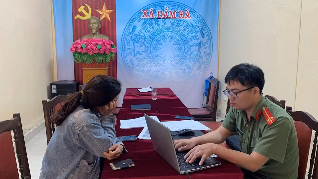 Công an xã Đầm Hà, huyện Đầm Hà làm việc với trường hợp vi phạm đăng tải thông tin trên mạng xúc phạm đến uy tín cơ quan, tổ chức. Công an xã Đầm Hà, huyện Đầm Hà làm việc với trường hợp vi phạm đăng tải thông tin trên mạng xúc phạm đến uy tín cơ quan, tổ chức.