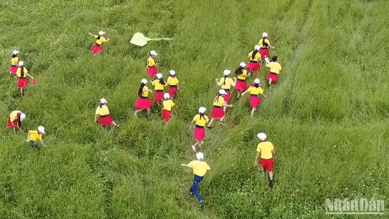 Việc Mộc Châu ra mắt ứng dụng du lịch thông minh trong du lịch góp phần đẩy mạnh chuyển đổi số tại các cơ sở của huyện. Việc Mộc Châu ra mắt ứng dụng du lịch thông minh trong du lịch góp phần đẩy mạnh chuyển đổi số tại các cơ sở của huyện.