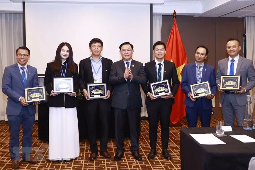 Chủ tịch Quốc hội Vương Đình Huệ tặng quà lưu niệm cho đại biểu. (Ảnh: Doãn Tấn/TTXVN) Chủ tịch Quốc hội Vương Đình Huệ tặng quà lưu niệm cho đại biểu. (Ảnh: Doãn Tấn/TTXVN)