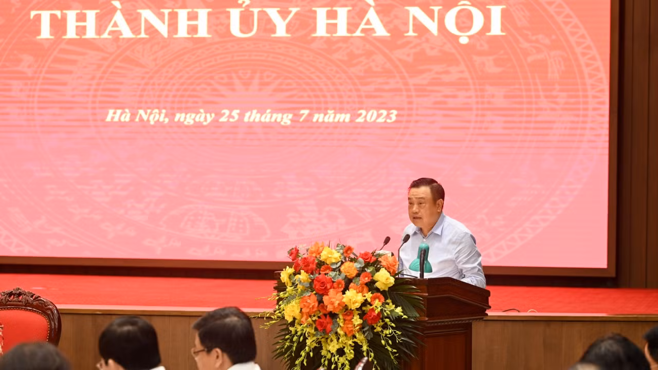 Chủ tịch UBND thành phố Trần Sỹ Thanh trình bày báo cáo tại buổi làm việc. Chủ tịch UBND thành phố Trần Sỹ Thanh trình bày báo cáo tại buổi làm việc.