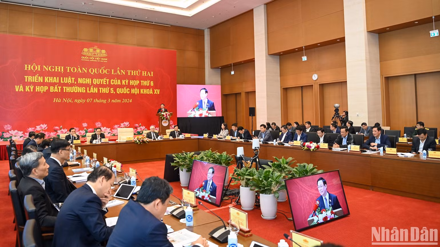 Các đại biểu lãnh đạo các cơ quan của Quốc hội, bộ, ngành đã trình bày nhiều tham luận chuyên đề tại Hội nghị. Các đại biểu lãnh đạo các cơ quan của Quốc hội, bộ, ngành đã trình bày nhiều tham luận chuyên đề tại Hội nghị.