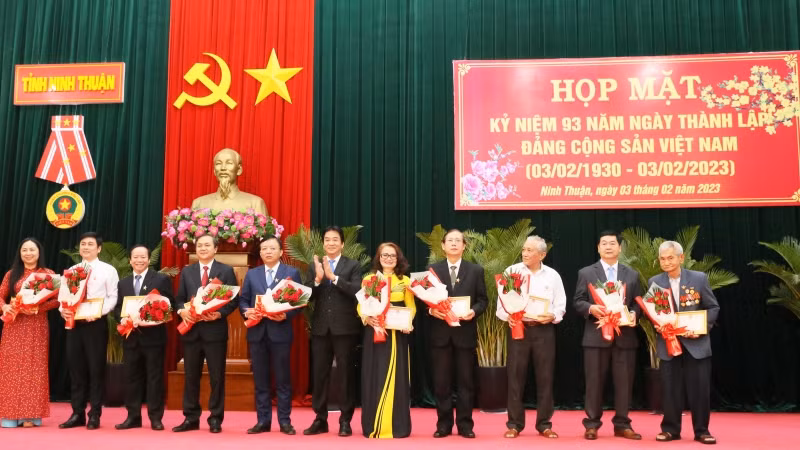 Phó Chủ tịch Ủy ban nhân dân tỉnh Ninh Thuận Nguyễn Long Biên trao tặng Huy hiệu “Vì sự nghiệp xây dựng và phát triển tỉnh Ninh Thuận” cho các đồng chí nguyên và đang đảm nhiệm chức vụ Tỉnh ủy viên.