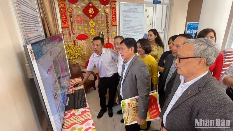 Các đại biểu theo dõi báo xuân diện tử.