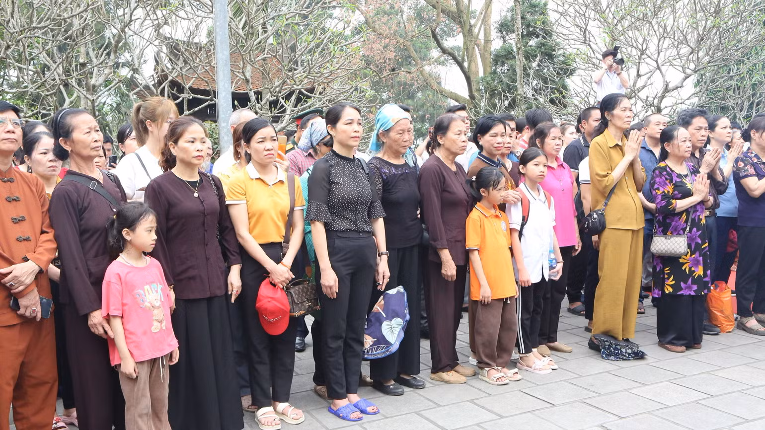 Ngay từ sáng sớm đã có đông đảo du khách thành kính dâng hương Đức Quốc Tổ Lạc Long Quân và Tổ Mẫu Âu Cơ tại Khu di tích lịch sử Đền Hùng. Ngay từ sáng sớm đã có đông đảo du khách thành kính dâng hương Đức Quốc Tổ Lạc Long Quân và Tổ Mẫu Âu Cơ tại Khu di tích lịch sử Đền Hùng.