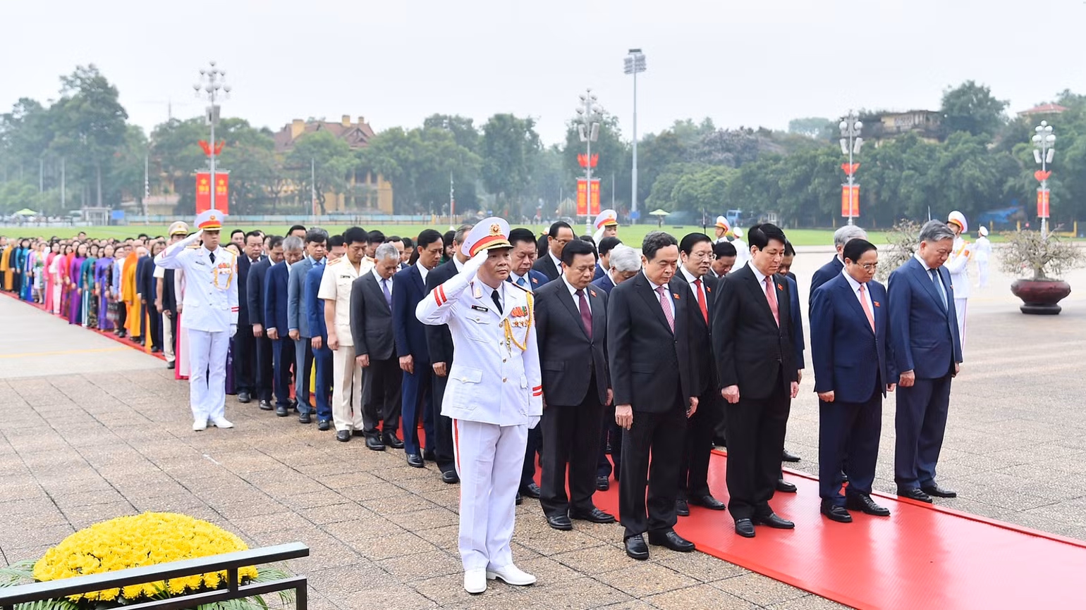 Các đồng chí lãnh đạo Đảng, Nhà nước và các đại biểu Quốc hội thành kính tưởng nhớ Chủ tịch Hồ Chí Minh. Các đồng chí lãnh đạo Đảng, Nhà nước và các đại biểu Quốc hội thành kính tưởng nhớ Chủ tịch Hồ Chí Minh.