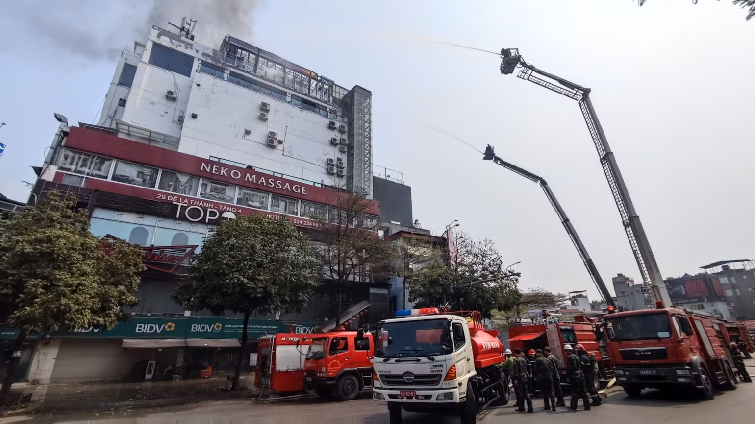 Vào khoảng 9 giờ 40 phút sáng 12/3, Công an thành phố Hà Nội nhận được tin báo cháy tại khu vực ngã 6 Ô Chợ Dừa, quận Đống Đa. Lửa bùng lên tại nóc tòa nhà 9 tầng. Vào khoảng 9 giờ 40 phút sáng 12/3, Công an thành phố Hà Nội nhận được tin báo cháy tại khu vực ngã 6 Ô Chợ Dừa, quận Đống Đa. Lửa bùng lên tại nóc tòa nhà 9 tầng.