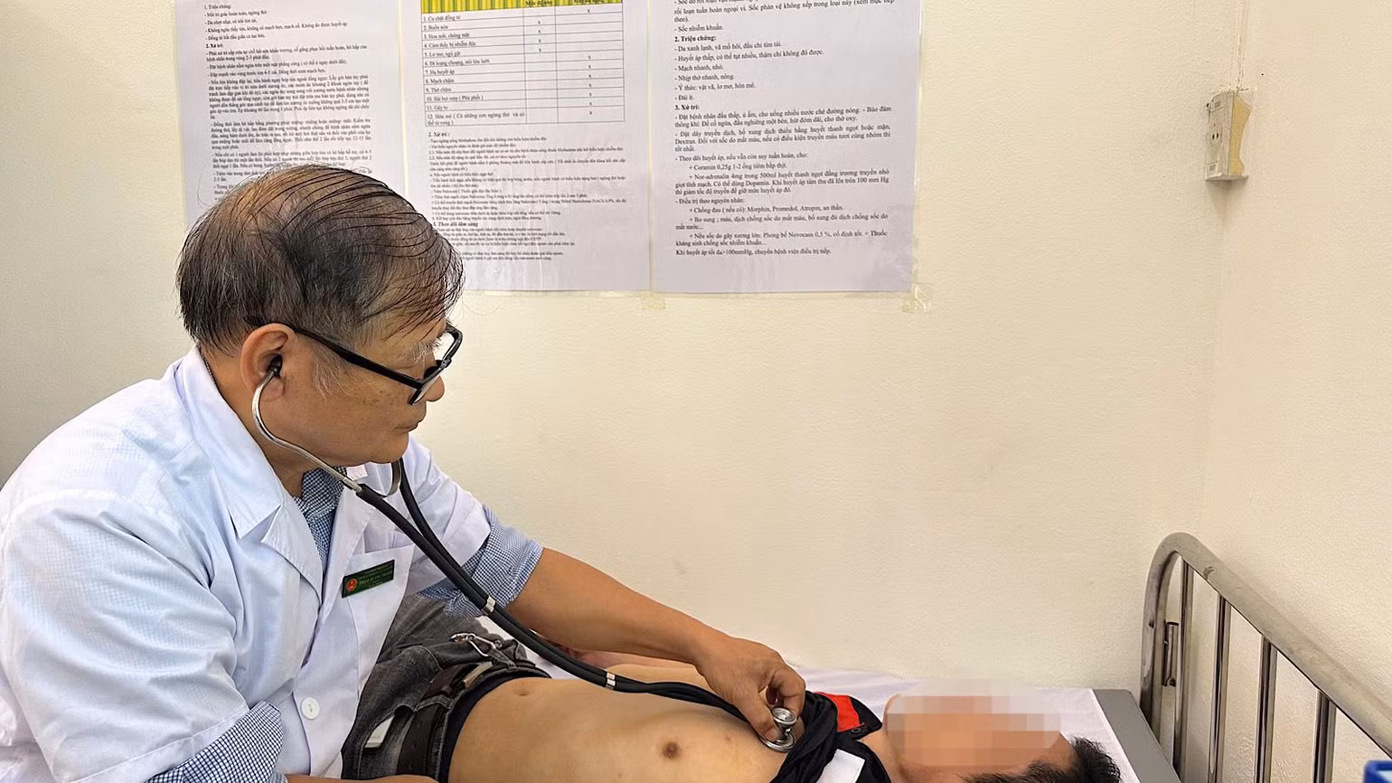 Bác sĩ đang khám đánh giá điều trị cho bệnh nhân tại Cơ sở cai nghiện ma túy tự nguyện Lào Cai. Bác sĩ đang khám đánh giá điều trị cho bệnh nhân tại Cơ sở cai nghiện ma túy tự nguyện Lào Cai.