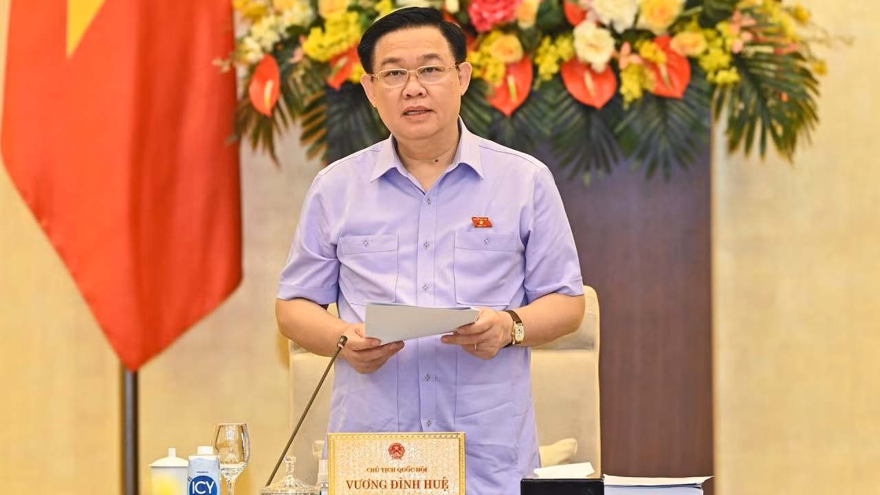 Chủ tịch Quốc hội Vương Đình Huệ phát biểu khai mạc phiên họp. Chủ tịch Quốc hội Vương Đình Huệ phát biểu khai mạc phiên họp.