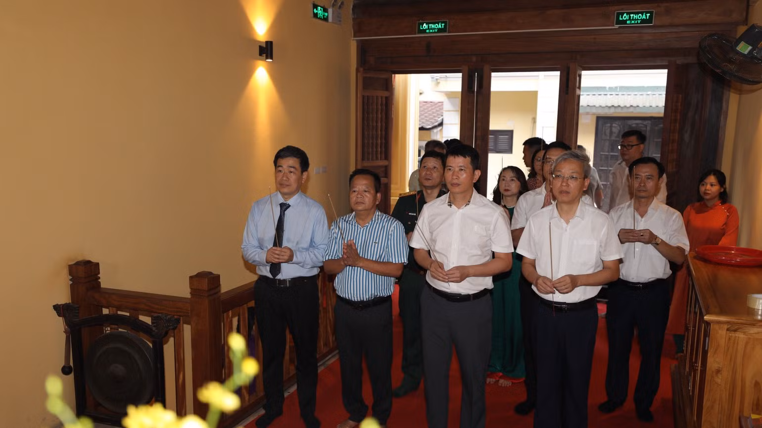 Cán bộ và nhân dân quận Hoàn Kiếm dâng hương nhân dịp khánh thành di tích đình Trung Yên. Cán bộ và nhân dân quận Hoàn Kiếm dâng hương nhân dịp khánh thành di tích đình Trung Yên.