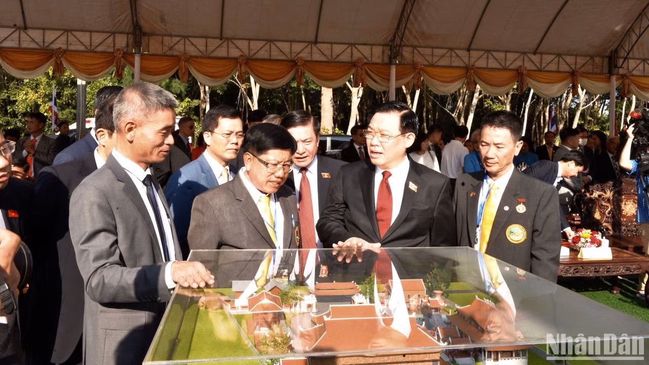 Chủ tịch Quốc hội xem mô hình dự án Khu Di tích Chủ tịch Hồ Chí Minh giai đoạn 2 tại Udon Thani. Chủ tịch Quốc hội xem mô hình dự án Khu Di tích Chủ tịch Hồ Chí Minh giai đoạn 2 tại Udon Thani.