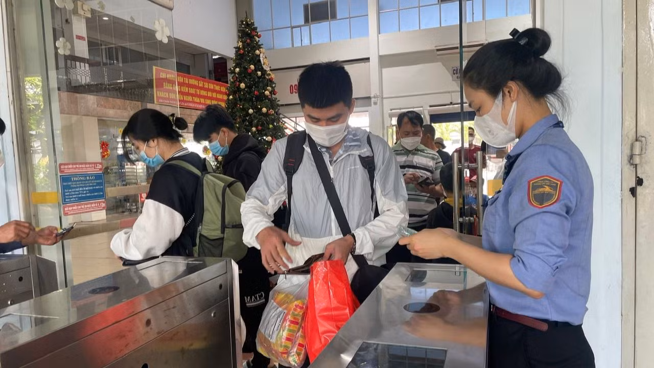 Nhân viên ga Sài Gòn kiểm tra vé của hành khách đi tàu Thống Nhất. Nhân viên ga Sài Gòn kiểm tra vé của hành khách đi tàu Thống Nhất.