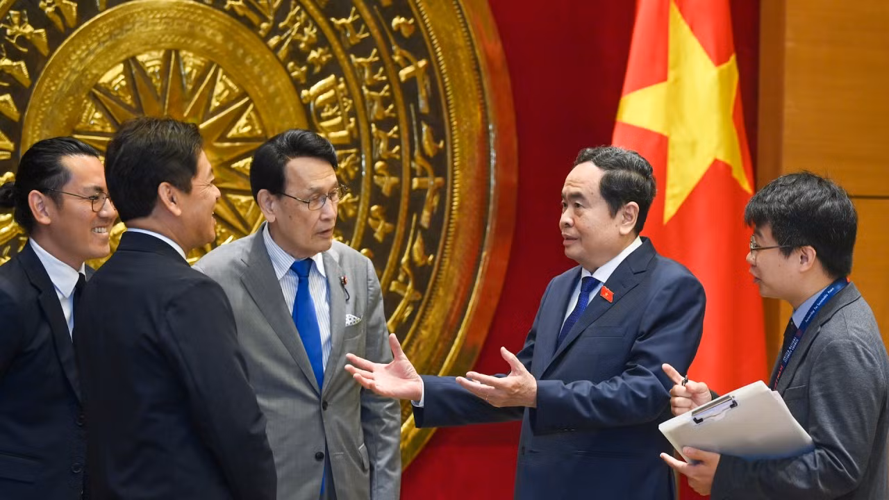 Chủ tịch Quốc hội Trần Thanh Mẫn trao đổi với Trưởng ban Nghiên cứu chính sách Đảng LDP Tokai Kisaburo và các đại biểu tại buổi tiếp.