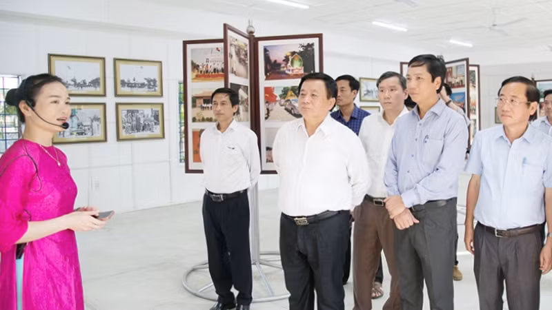 Đồng chí Nguyễn Xuân Thắng cùng đoàn công tác, lãnh đạo tỉnh Quảng Trị thăm Di tích Trụ sở Chính phủ Cách mạng lâm thời Cộng hòa miền nam Việt Nam tại huyện Cam Lộ.