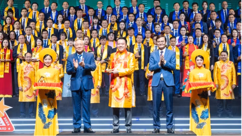 Ông Nguyễn Duy Chính, Tổng Giám đốc Tập đoàn Tân Á Đại Thành đại diện Tập đoàn nhận danh hiệu tốp 10 Sao vàng đất Việt 2024. Ông Nguyễn Duy Chính, Tổng Giám đốc Tập đoàn Tân Á Đại Thành đại diện Tập đoàn nhận danh hiệu tốp 10 Sao vàng đất Việt 2024.